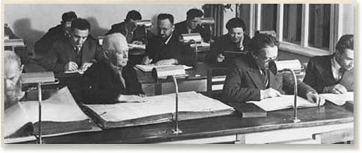 חוקרים בחדר הקריאה של ספרית ייוו"א בוילנא